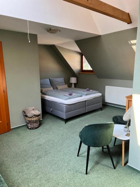 sypialnia z łóżkiem i krzesłem w obiekcie Apartmán Dlouhá w mieście Bechyně