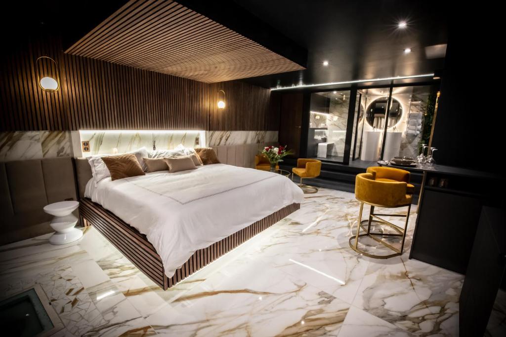 ein Schlafzimmer mit einem großen Bett und Marmorboden in der Unterkunft Élixir in Martigues