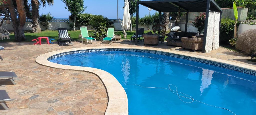 una piscina de agua azul en un patio en Cala Llanetes, en Vinarós