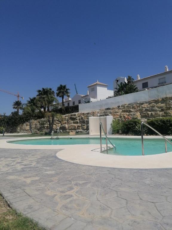 basen z błękitną wodą w ośrodku w obiekcie Agradable casa adosada con piscina w mieście Zahara de los Atunes