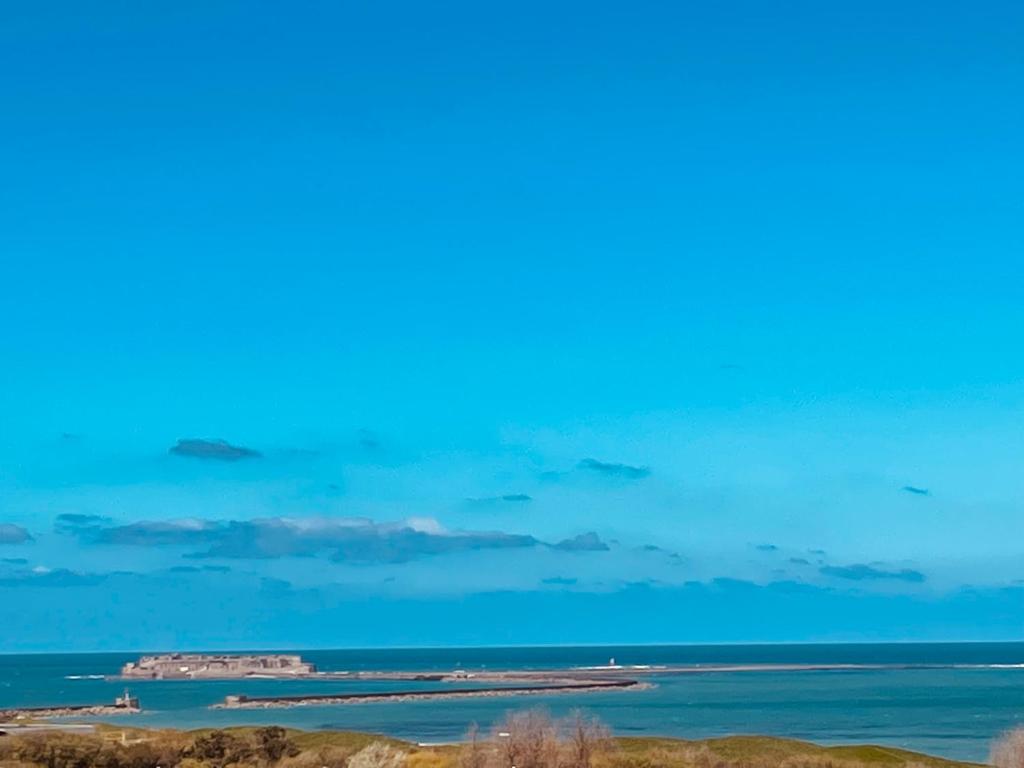a view of the ocean with a blue sky at Sur le chemin de la plage in Cherbourg en Cotentin