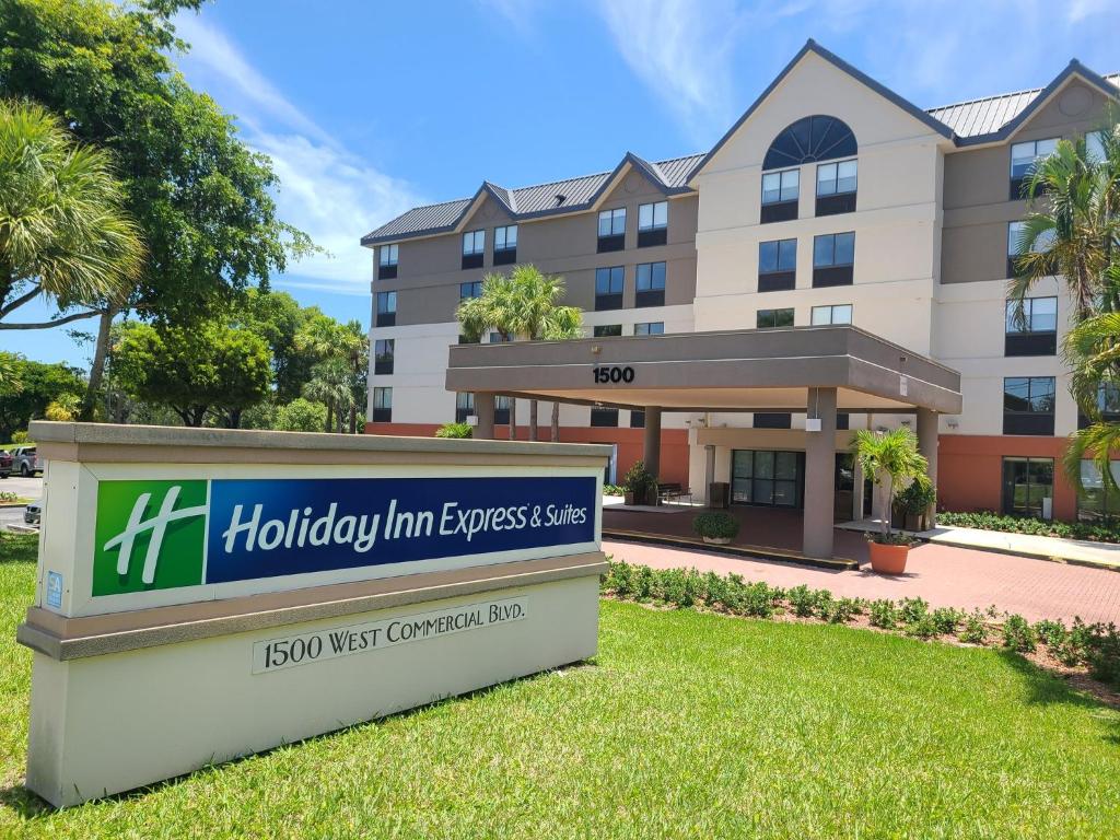 una señal frente a un edificio en Holiday Inn Express Fort Lauderdale North - Executive Airport, an IHG Hotel, en Fort Lauderdale