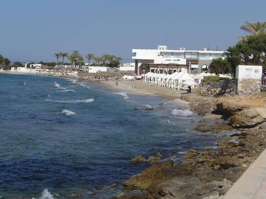 plaża z grupą ludzi w wodzie w obiekcie TEO 1 Apartment w mieście Guwes