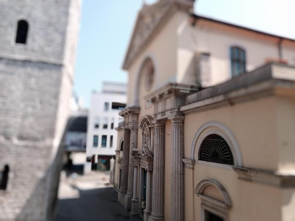 Un primer plano de un edificio al lado de una calle. en Old city center, en Rijeka
