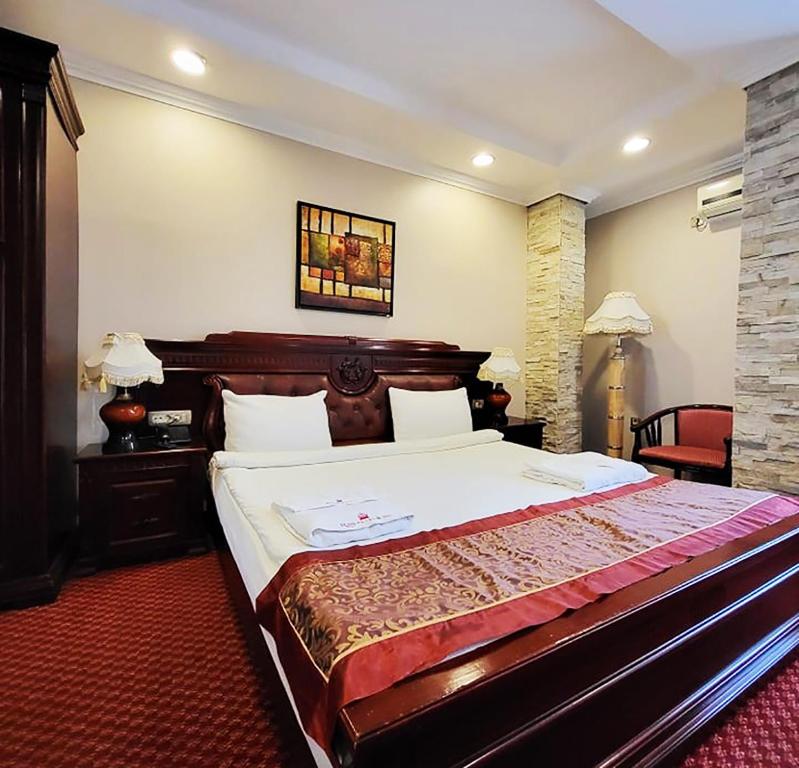 Postel nebo postele na pokoji v ubytování Hotel Royal