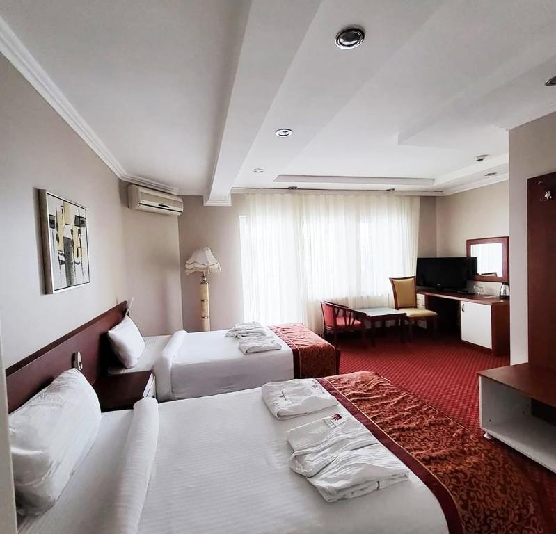 Postel nebo postele na pokoji v ubytování Hotel Royal