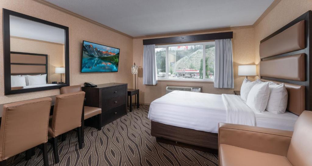 Postel nebo postele na pokoji v ubytování Prestige Inn Golden