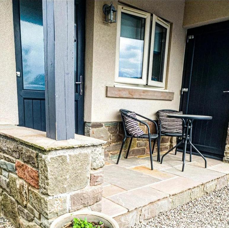 Balkón nebo terasa v ubytování Romantic Rural Lodge - Private Outdoor Kitchen & Cosy Covered Lounge - Perth and Kinross - Hot Tub not included