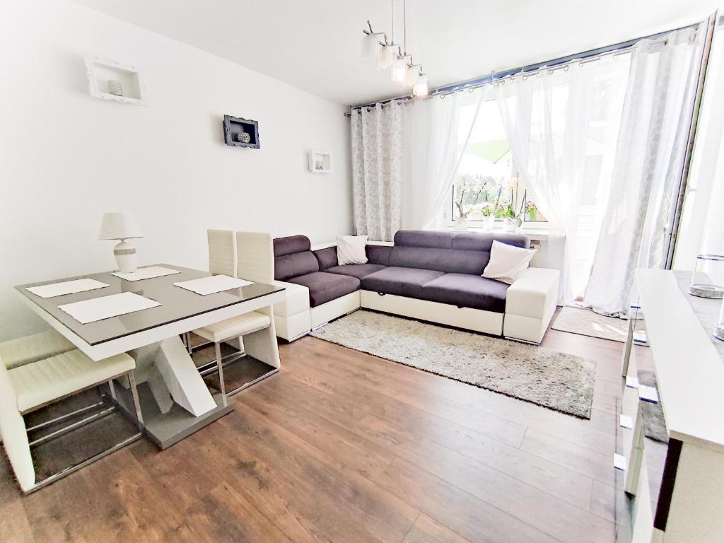 un soggiorno con divano e tavolo di Apartament ,,STORCZYK'' a Giżycko