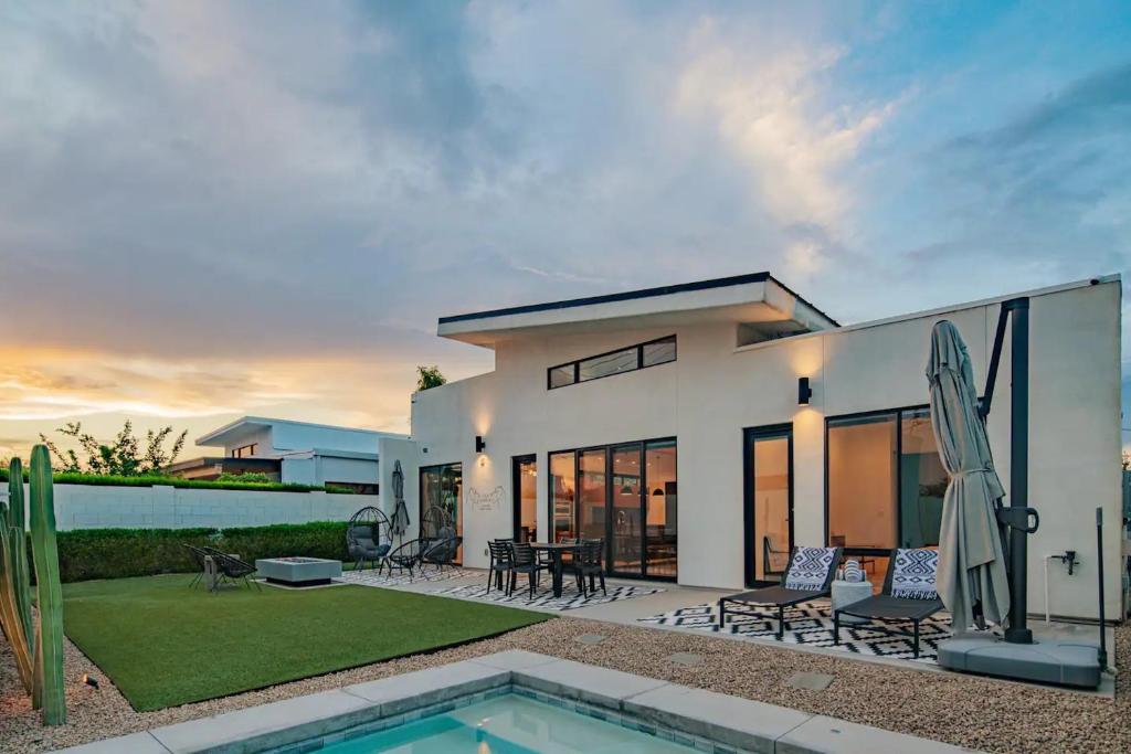 a house with a swimming pool in front of it at Casa Danesa - Pool - Golf - Luxe & Modern in Phoenix