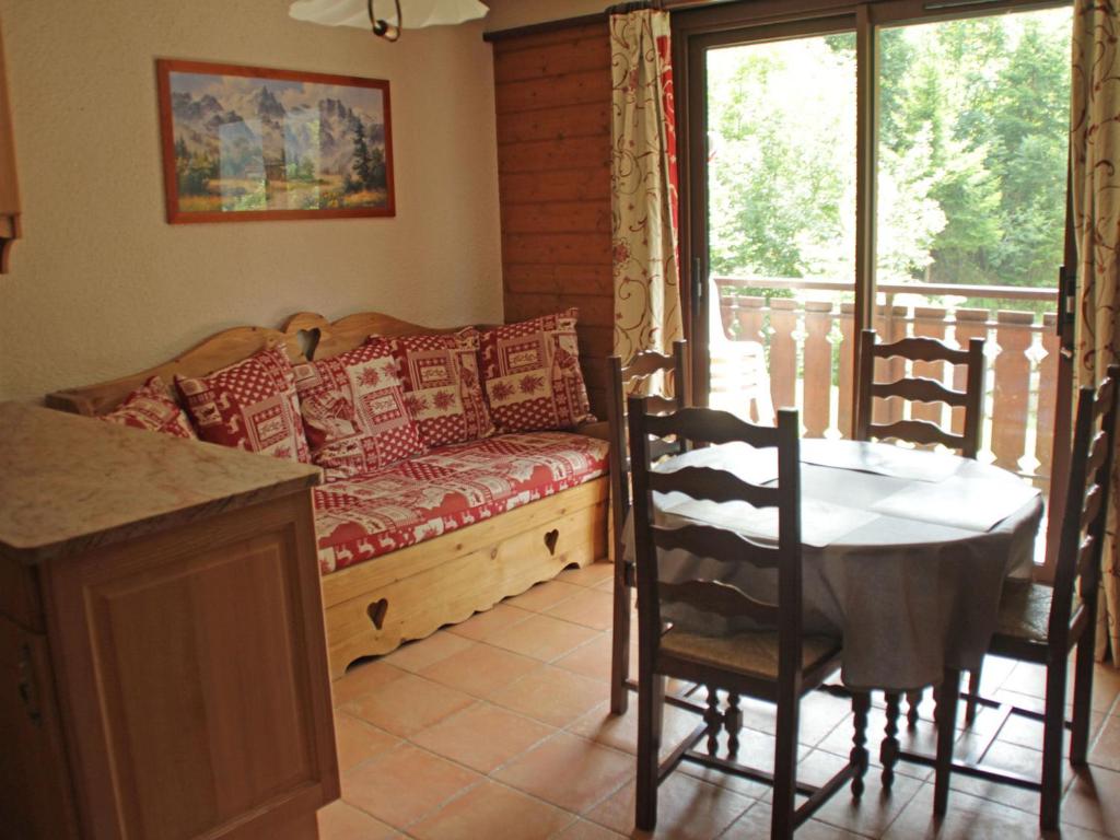 uma sala de estar com um sofá e uma mesa em Studio Châtel, 1 pièce, 4 personnes - FR-1-200-228 em Châtel