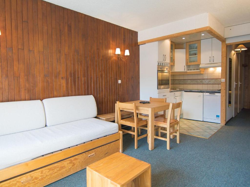 Habitación con sofá, mesa y cocina. en Appartement Tignes, 2 pièces, 6 personnes - FR-1-449-12 en Tignes