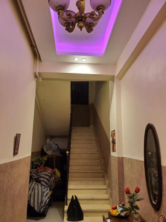 un couloir avec un plafond violet et des escaliers dans l'établissement Luxury appartment with lots of privacy, à Louxor