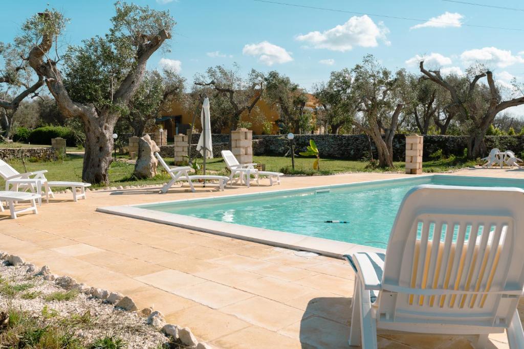 una piscina con sillas y una piscina con sauna en Tenuta San Lorenzo, en Otranto