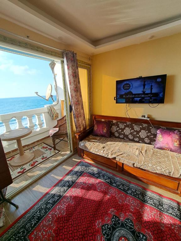 Postel nebo postele na pokoji v ubytování Panorama Apartment with a charming sea view near Alexandria and Burg ElArab Intl Airport with Free wifi شقة باطلالة ساحرة على البحر اول الساحل الشمالي