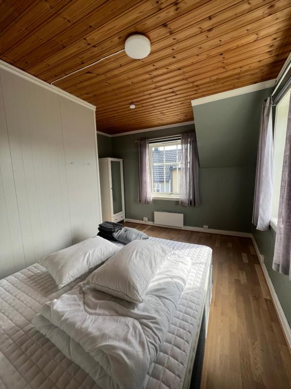 Postel nebo postele na pokoji v ubytování Rom til leie