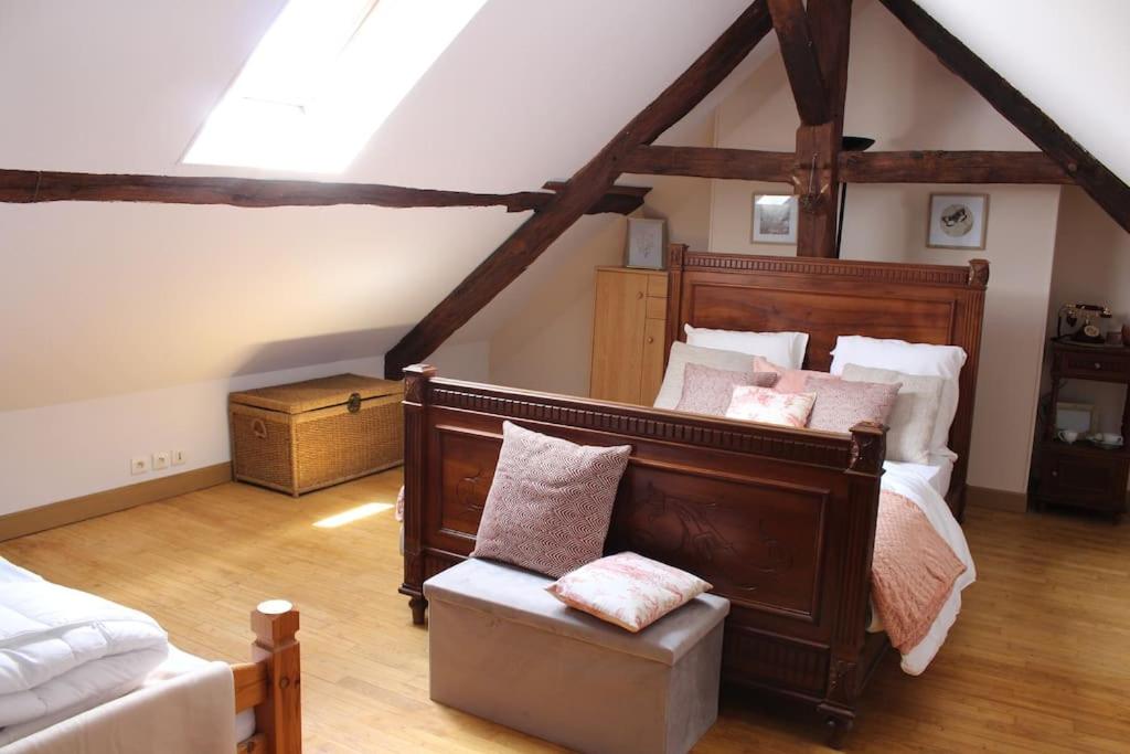 une chambre avec un grand lit et une chaise dans l'établissement Maison de campagne avec terrain, à Mialet