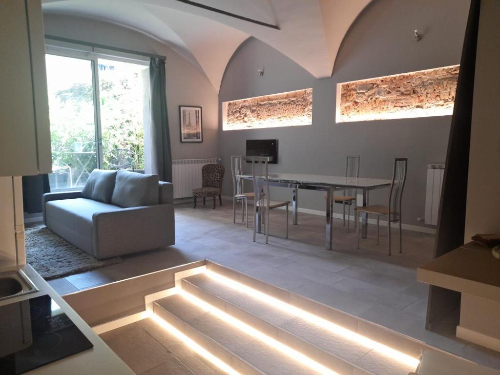 sala de estar con mesa y sofá en Molino nuovo, en Maslianico