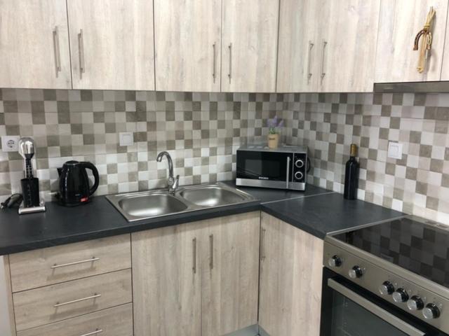 Kuchyň nebo kuchyňský kout v ubytování J & A Kandilas Apartment