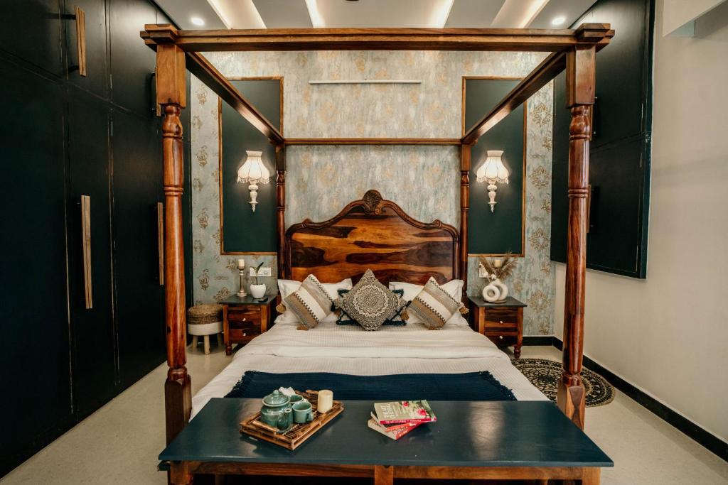 um quarto com uma cama grande e uma estrutura em madeira em 32 Avenue jodhpur em Jodhpur