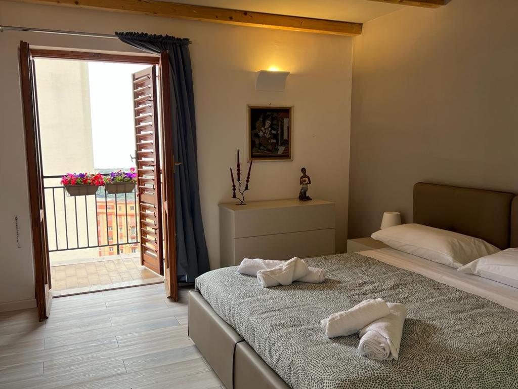 um quarto com uma cama com duas toalhas em mama home em Agrigento
