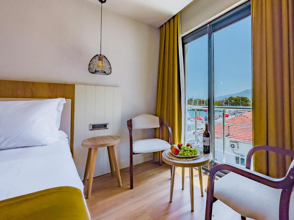 Postel nebo postele na pokoji v ubytování Dedeoğlu Port Hotel