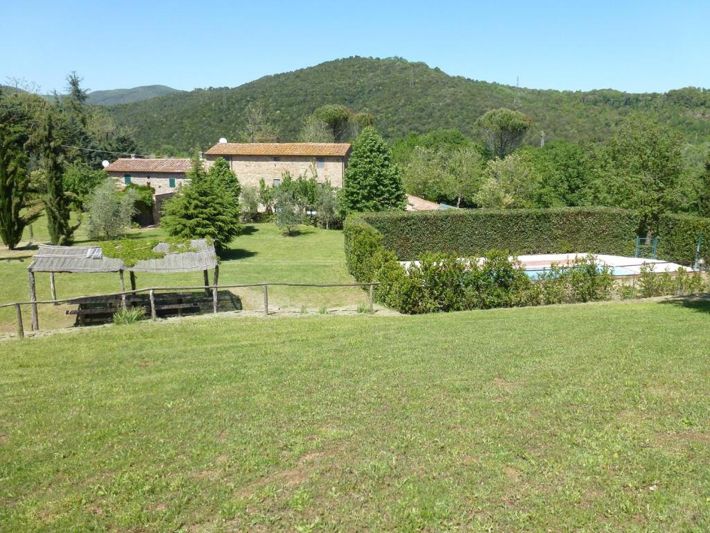 a park with a bench in the middle of a field at Agriturismo le Colline in Montescudaio