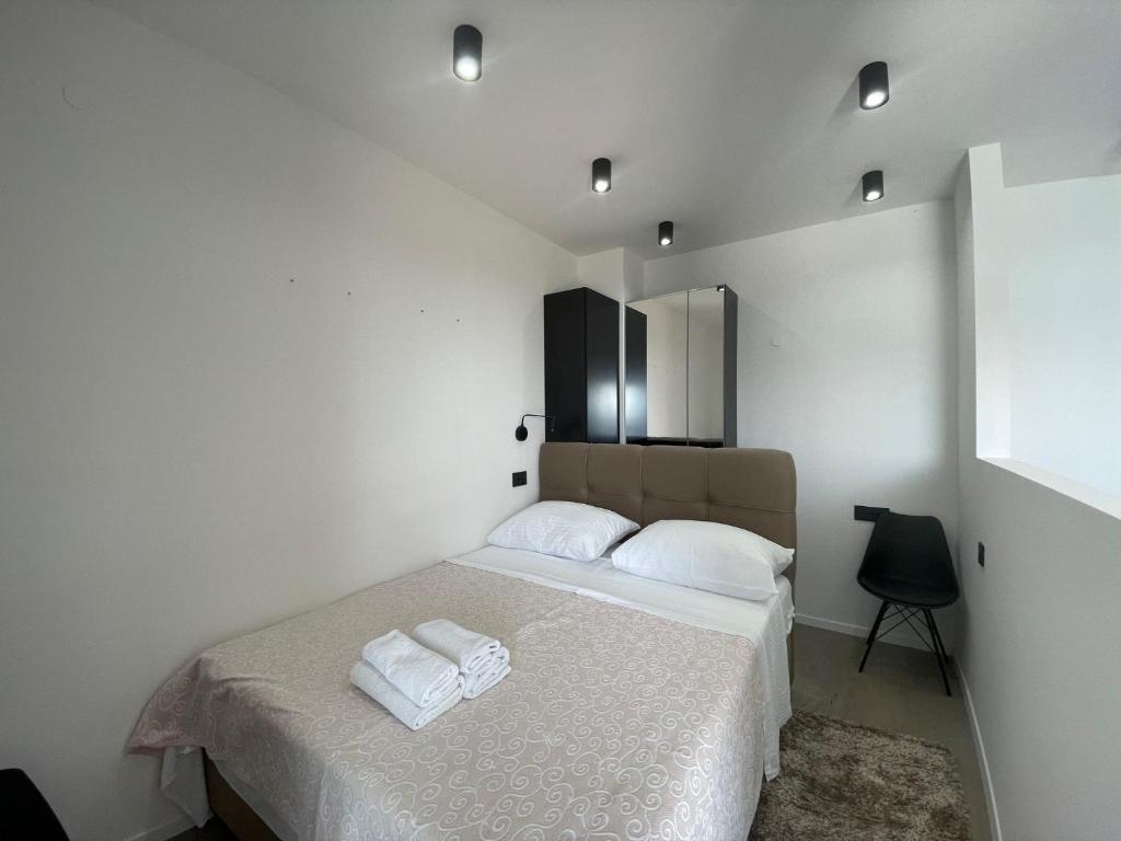 um quarto com uma cama com duas toalhas em Villa Jadrana em Rab