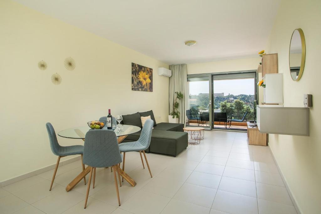 Część wypoczynkowa w obiekcie Eden Sunflower - Luxurious Apartment with Sea View