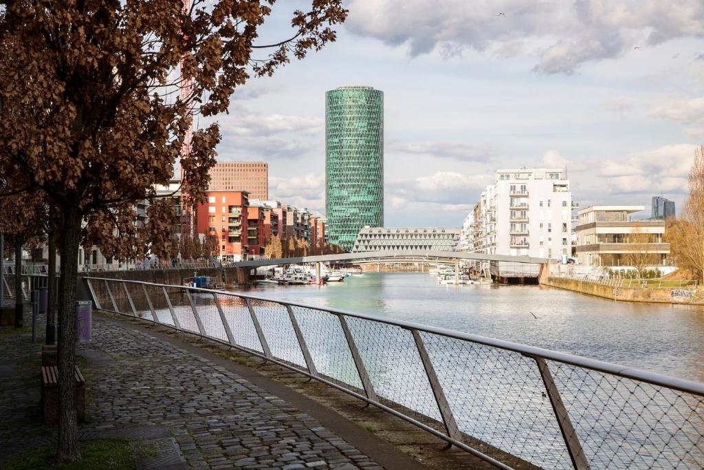 Výhled na řeku, která protéká v blízkosti hotelu