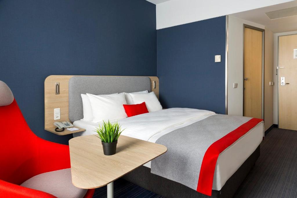 Postel nebo postele na pokoji v ubytování Holiday Inn Express Frankfurt Messe by IHG