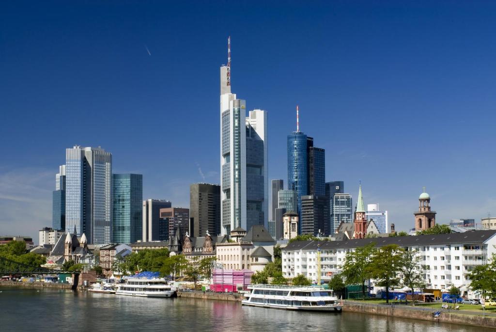 Nespecifikovaný výhled na destinaci Frankfurt nad Mohanem nebo výhled na město při pohledu z hotelu