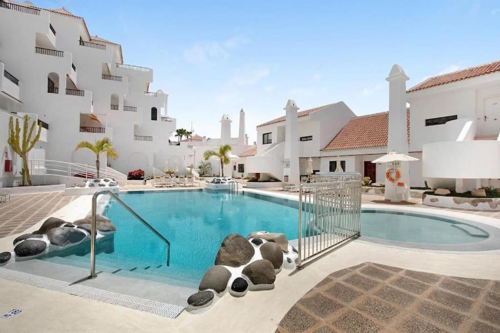 Bazén v ubytovaní Penthouse Sea View Jacuzzy terrace & pool alebo v jeho blízkosti