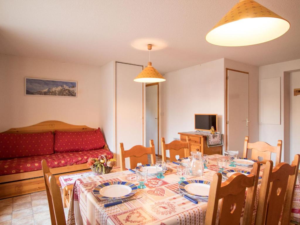 uma sala de jantar com uma mesa e uma cama em Appartement Aussois, 3 pièces, 6 personnes - FR-1-508-95 em Aussois