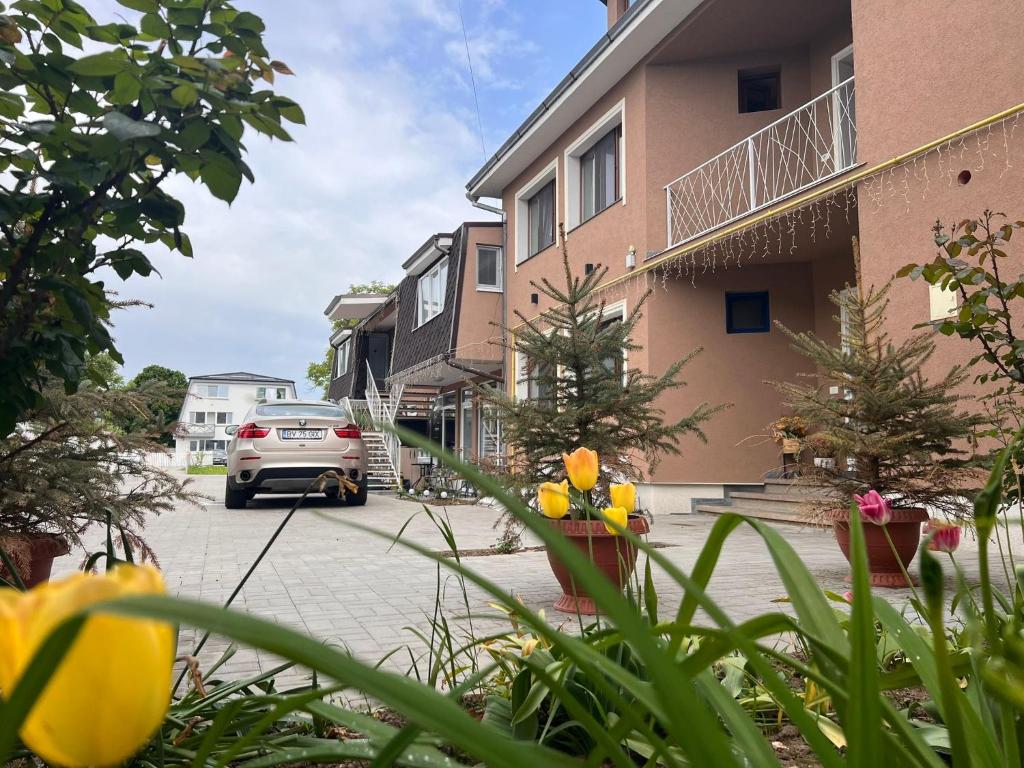 un coche aparcado frente a un edificio en Premont Studios Ghimbav, en Ghimbav