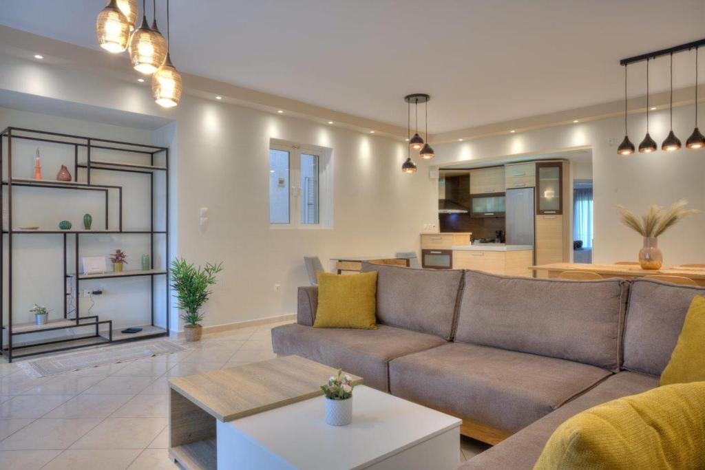 sala de estar con sofá y mesa en Luxurious 2-bedroom 100m2 Apartment in Elliniko, en Atenas