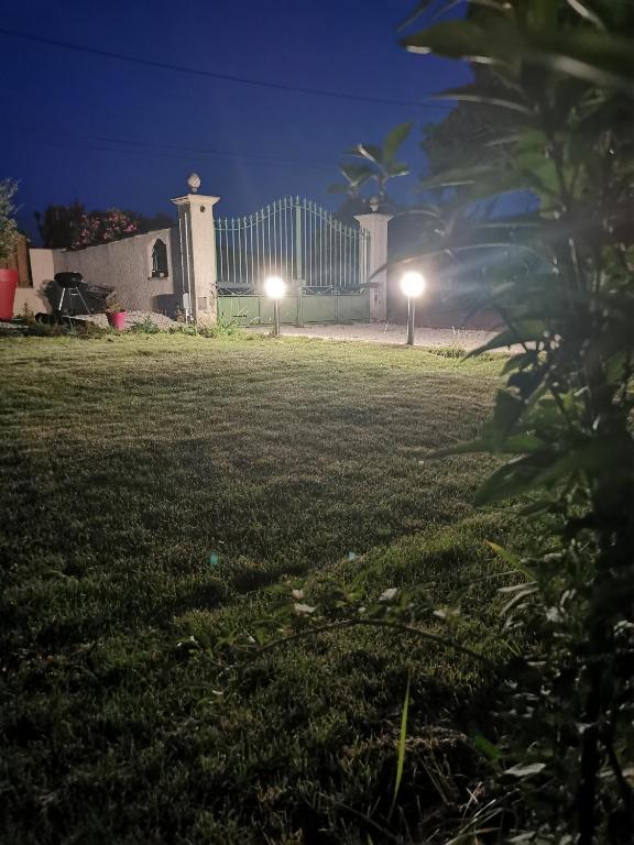 Ogród w obiekcie Dépendance cosy entre jardin et jacuzzi privés et piscine partagée