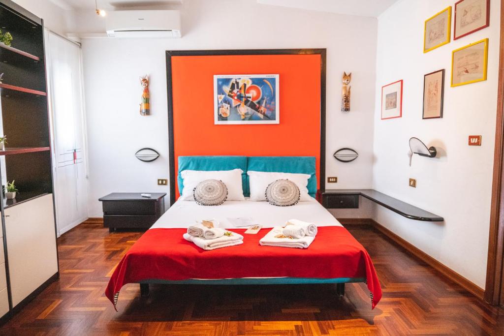 pokój z łóżkiem z dwoma ręcznikami w obiekcie Casa Tonina w mieście Carloforte