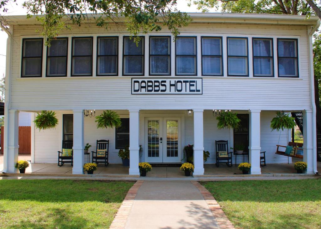 Llano的住宿－Dabbs Hotel Bed and Breakfast，上面有酒店写字台标志的建筑