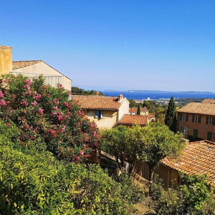 - une vue sur une ville avec des arbres et des bâtiments dans l'établissement Bormes - Le Loft, à Bormes-les-Mimosas