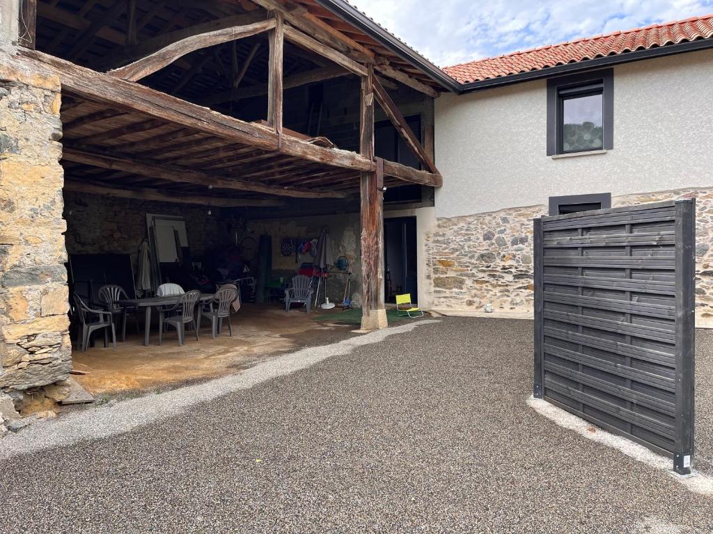 una puerta de garaje frente a una casa en Gîte de cantaloup jumelé tout confort, climatisé, en Estadens