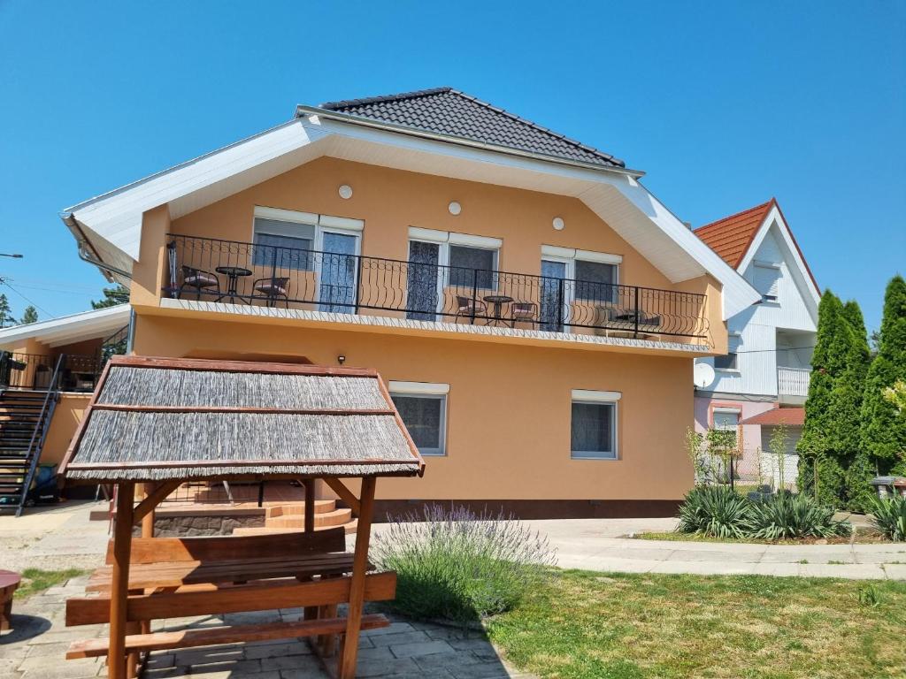 Budova, v ktorej sa apartmán nachádza