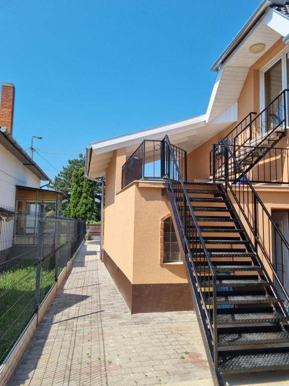 Budova, v ktorej sa apartmán nachádza
