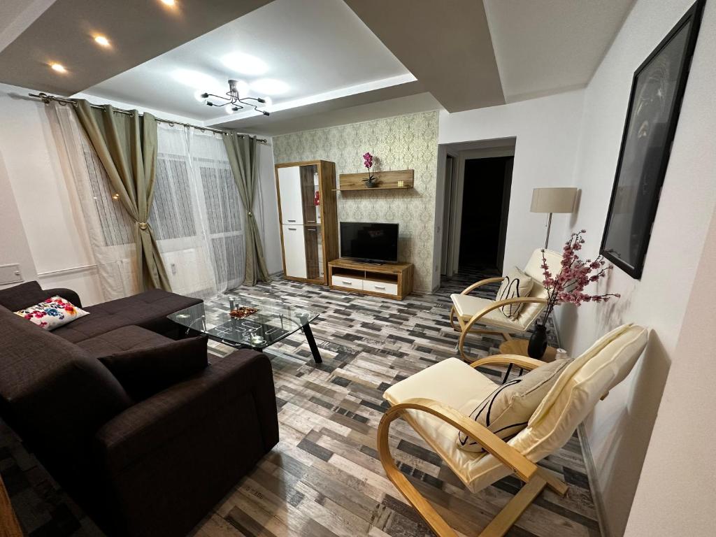 - un salon avec un canapé et une table dans l'établissement Emm’a, à Ploieşti