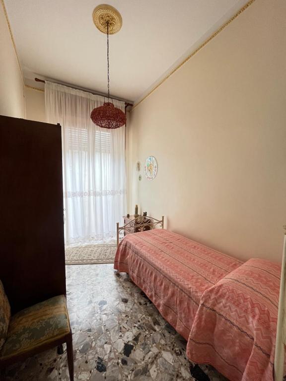 1 dormitorio con cama y ventana en Casa vacanze "I due parchi", en Calatabiano