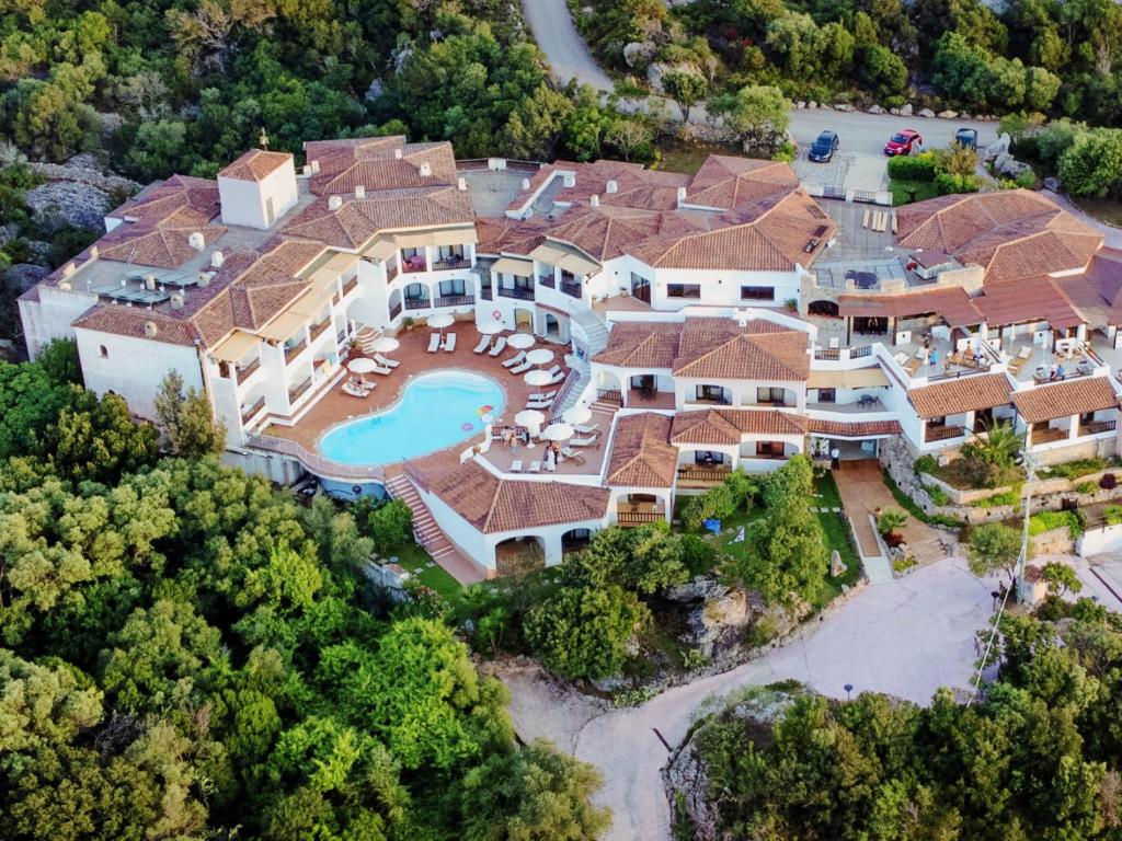 an aerial view of a mansion with a swimming pool at Hotel Pedra Santa in Baja Sardinia