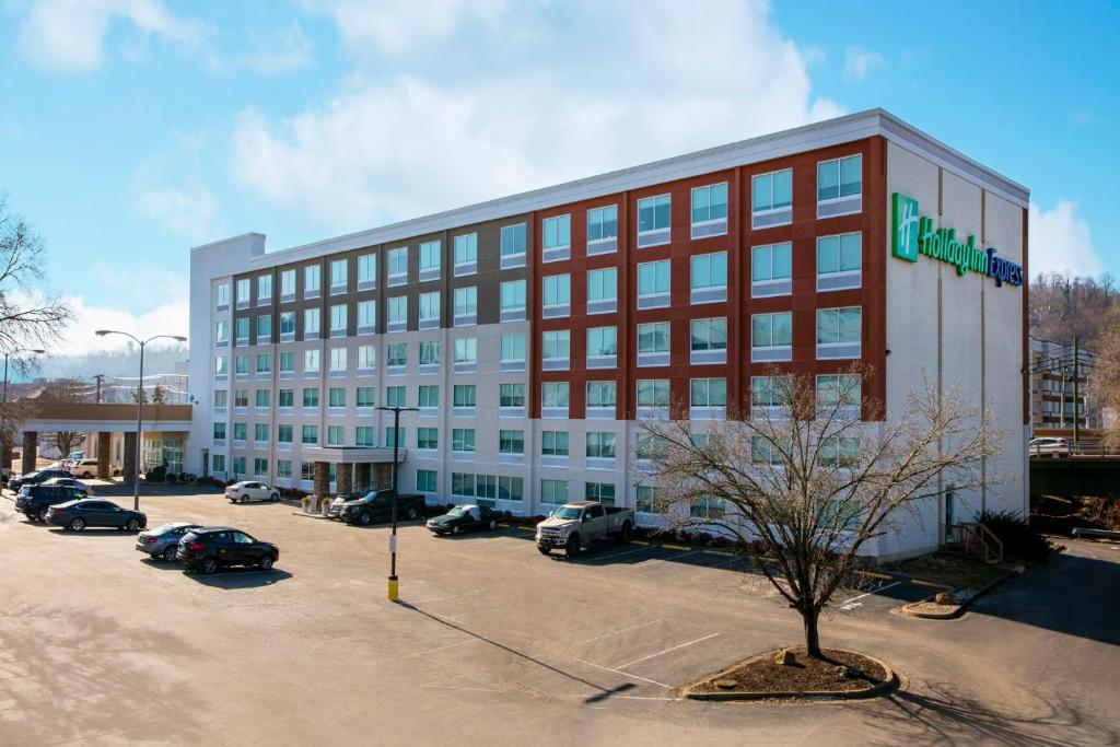 ein großes Gebäude mit einem Parkplatz davor in der Unterkunft Holiday Inn Express Charleston-Civic Center, an IHG Hotel in Charleston