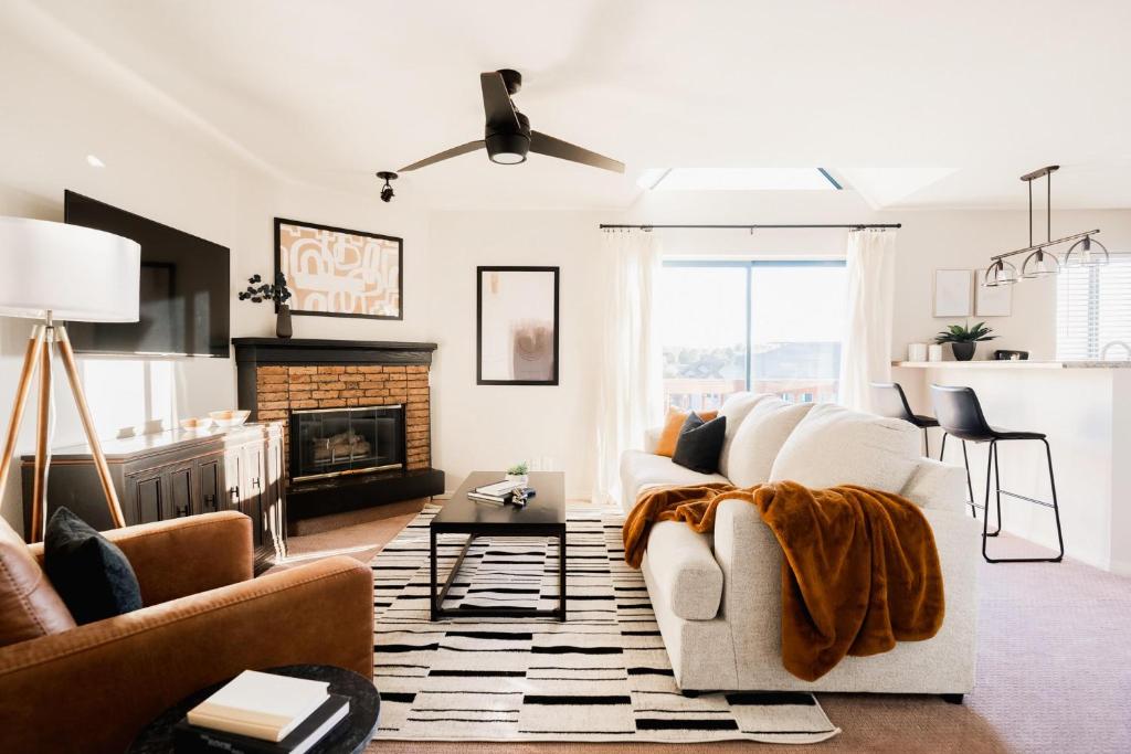 Modern Contemporary Condo DTC Boston Commons, Greenwood Village