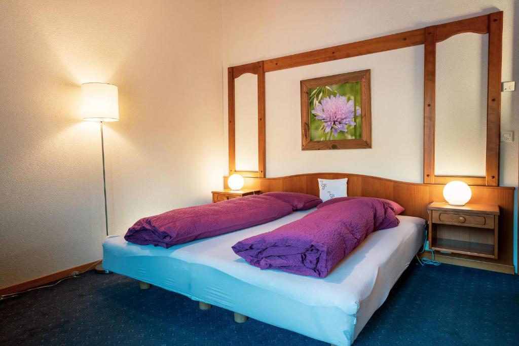 Postel nebo postele na pokoji v ubytování Kulinarik & Geniesser Hôtel STRAUSS