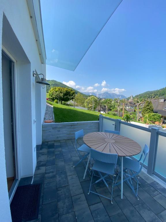 d'une terrasse avec une table et des chaises sur un balcon. dans l'établissement Ferienwohnung Brunnkogelblick, à Neukirchen